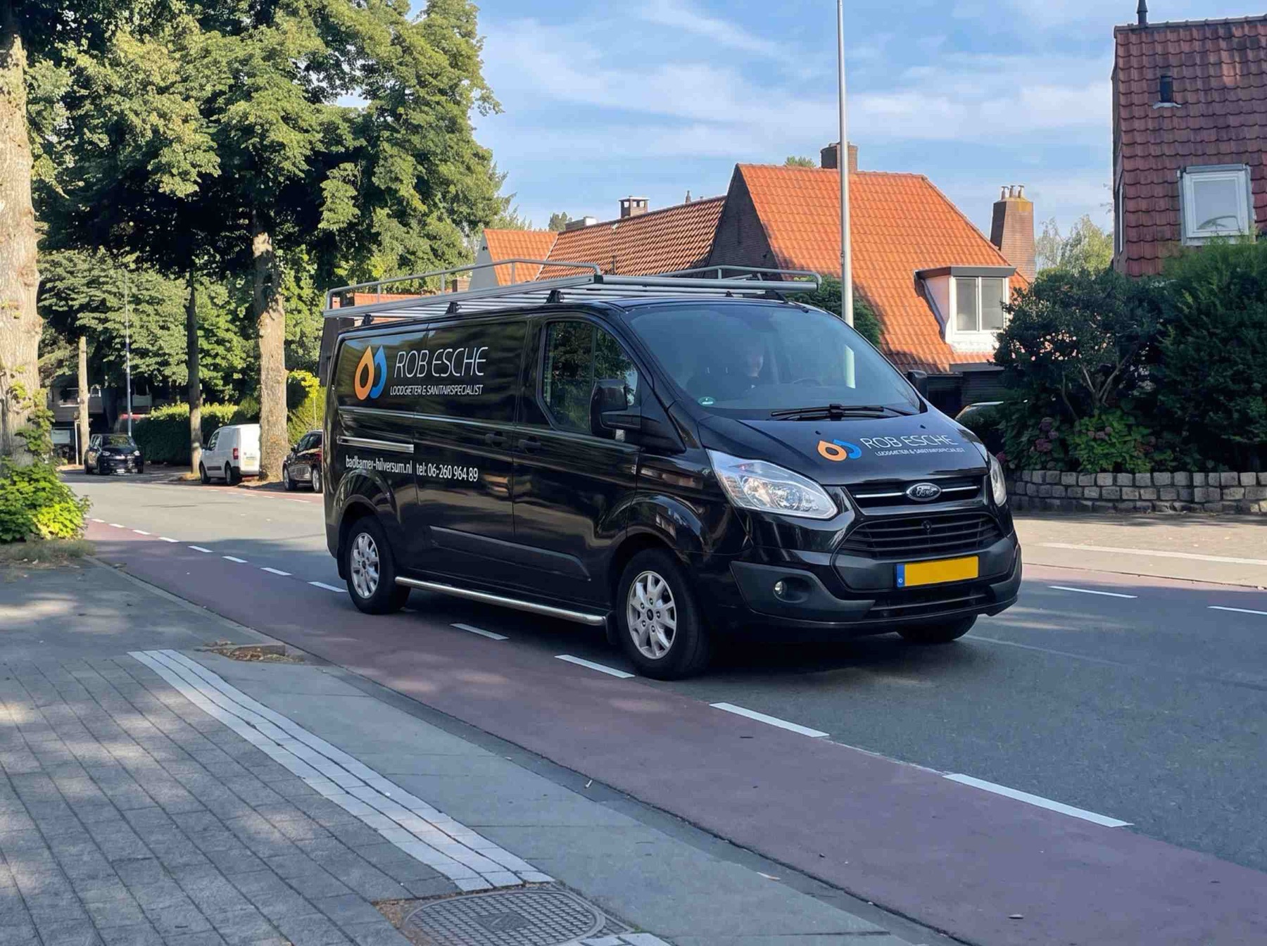 Bedrijfsbus van Rob Esche rijdt door Hilversum